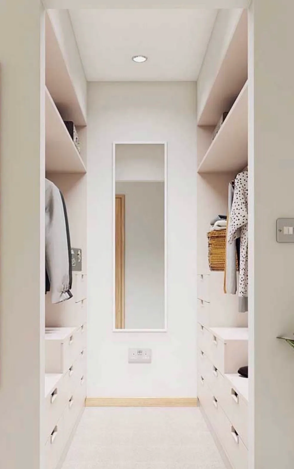 Kam s dámskym oblečením a doplnkami? Tipy, ako využiť každý centimeter