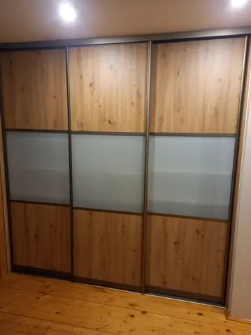Posuvné dvere na mieru s kombinovanou výplňou dverí v dekore dub