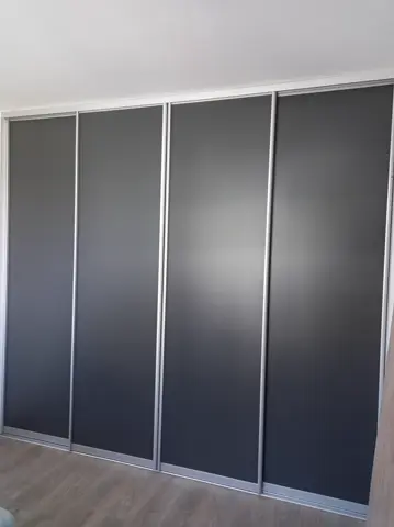 Posuvné dvere na mieru so sklenenou výplňou, antracit