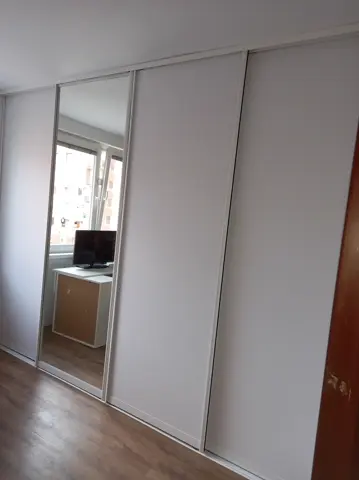 Posuvné dvere na mieru s kombinovanou výplňou dverí, biela