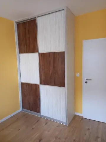 Posuvné dvere na mieru s dverami v dekore dreva, kombinácia dekorov