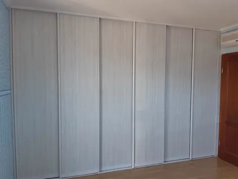 Posuvné dvere na mieru s dverami v dekore javor
