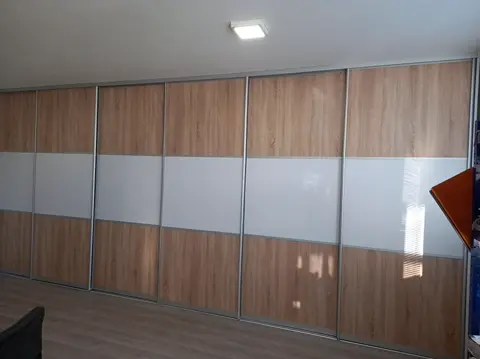 Posuvné dvere na mieru s kombinovanou výplňou dverí, kombinácia dekorov