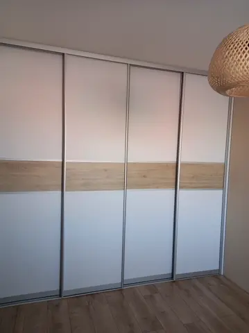 Posuvné dvere na mieru s kombinovanou výplňou dverí, biela