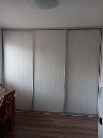 Posuvné dvere na mieru s dverami v dekore javor