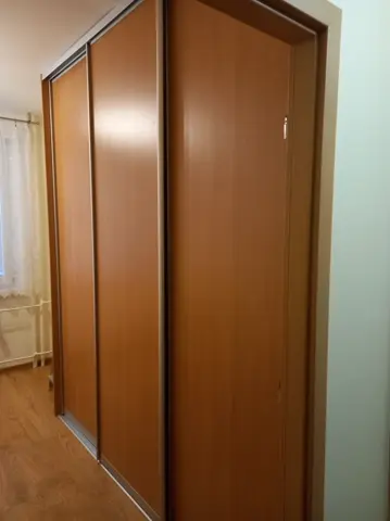 Posuvné dvere na mieru s dverami v dekore dub