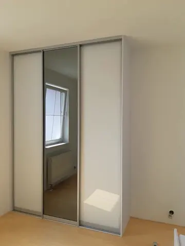 Posuvné dvere na mieru s kombinovanou výplňou dverí, biela