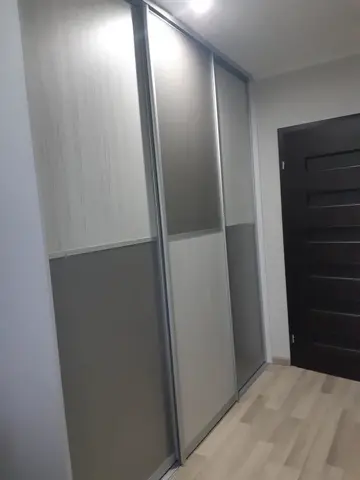 Posuvné dvere na mieru s dverami v dekore dreva, kombinácia dekorov