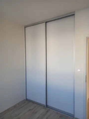 Posuvné dvere na mieru so sklenenou výplňou, biela