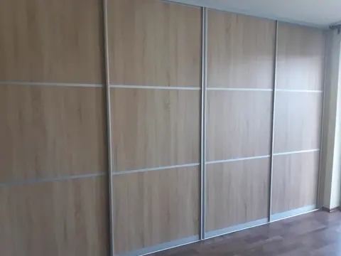 Posuvné dvere na mieru s dverami v dekore dub