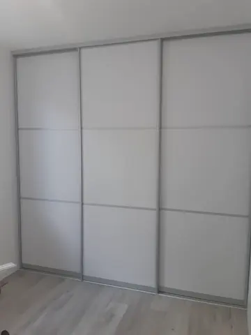 Posuvné dvere na mieru so sklenenou výplňou, biela