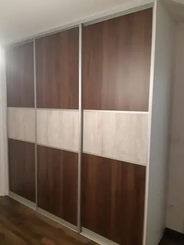 Posuvné dvere na mieru s kombinovanou výplňou dverí v dekore orech