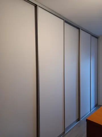 Posuvné dvere na mieru so sklenenou výplňou, biela