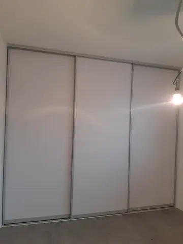 Posuvné dvere na mieru so sklenenou výplňou, biela