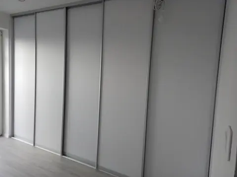 Posuvné dvere na mieru so sklenenou výplňou, sivá