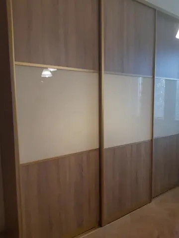 Posuvné dvere na mieru s kombinovanou výplňou dverí v dekore orech