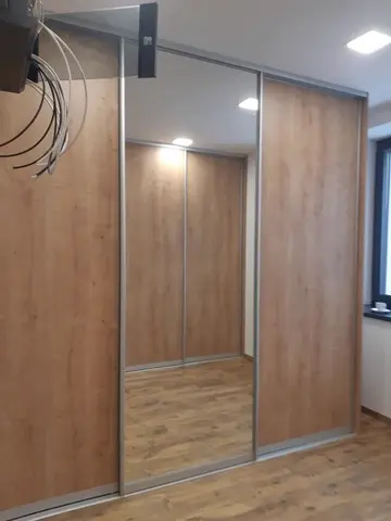 Posuvné dvere na mieru s kombinovanou výplňou dverí v dekore dub