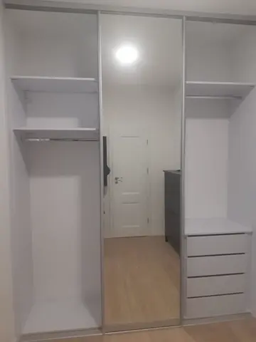 Posuvné dvere na mieru s kombinovanou výplňou dverí, biela