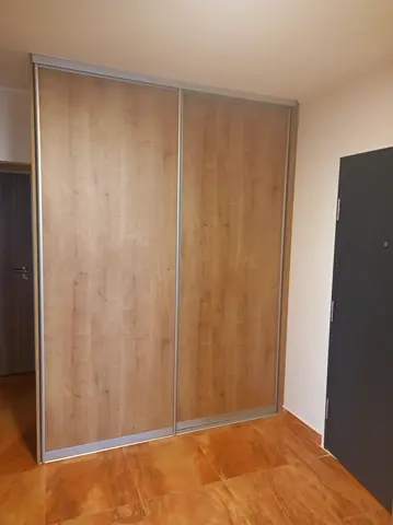 Posuvné dvere na mieru s dverami v dekore dub