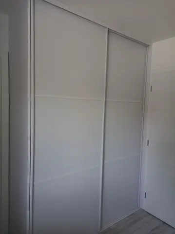 Posuvné dvere na mieru so sklenenou výplňou, biela