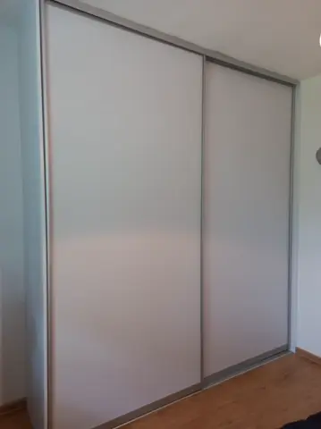 Posuvné dvere na mieru so sklenenou výplňou, biela