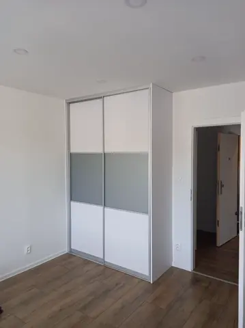 Posuvné dvere na mieru s kombinovanou výplňou dverí, biela