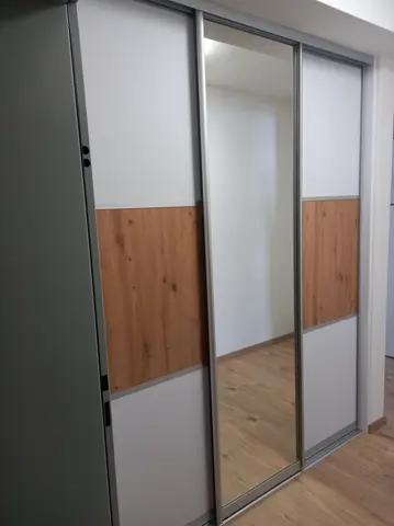 Posuvné dvere na mieru s kombinovanou výplňou dverí, kombinácia dekorov