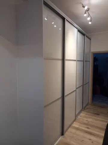 Posuvné dvere na mieru so sklenenou výplňou, biela
