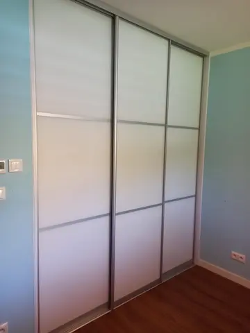 Posuvné dvere na mieru so sklenenou výplňou, biela