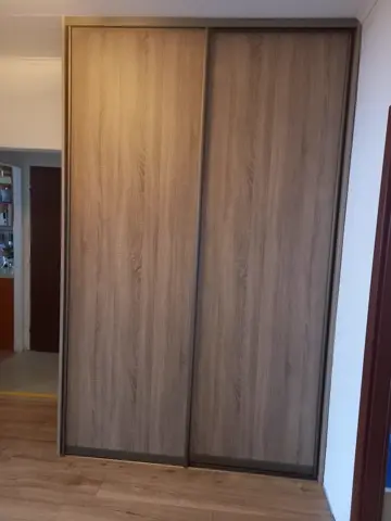 Posuvné dvere na mieru s dverami v dekore dub