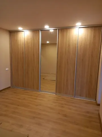 Posuvné dvere na mieru s kombinovanou výplňou dverí v dekore dub