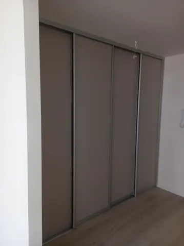Posuvné dvere na mieru so sklenenou výplňou, sivá