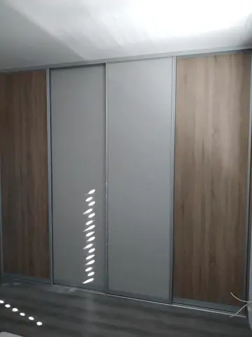 Posuvné dvere na mieru s kombinovanou výplňou dverí, kombinácia dekorov