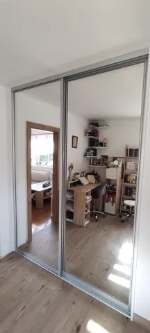 Posuvné dvere na mieru so zrkadlovými dverami, sivá
