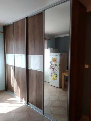 Posuvné dvere na mieru s kombinovanou výplňou dverí v dekore orech