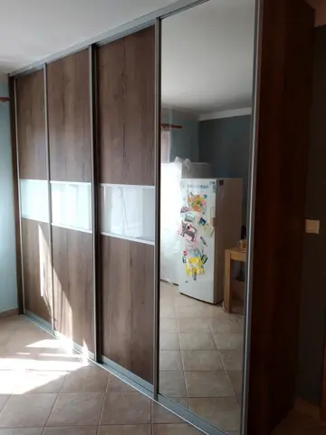 Posuvné dvere na mieru s kombinovanou výplňou dverí v dekore orech