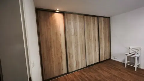 Posuvné dvere na mieru s dverami v dekore dub