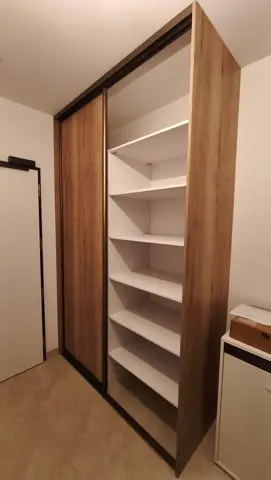 Posuvné dvere na mieru so sklenenou výplňou v dekore dub