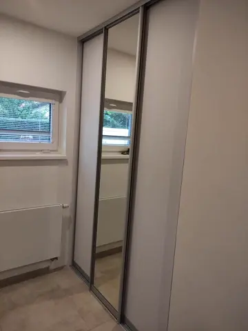Posuvné dvere na mieru s kombinovanou výplňou dverí, biela
