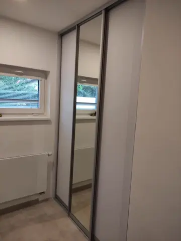 Posuvné dvere na mieru s kombinovanou výplňou dverí, biela