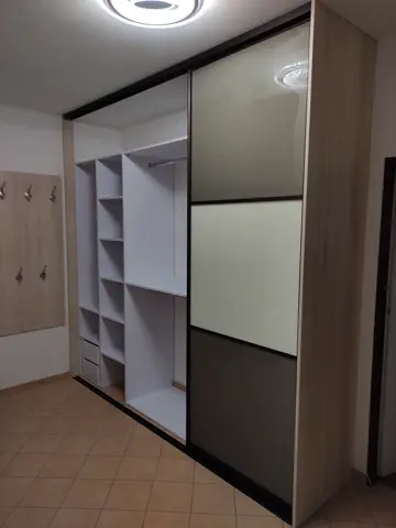 Posuvné dvere na mieru s kombinovanou výplňou dverí, kombinácia dekorov