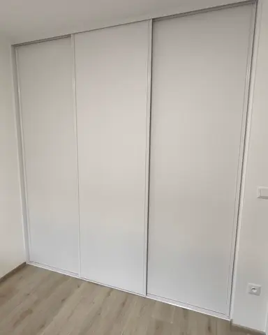 Posuvné dvere na mieru so sklenenou výplňou, biela