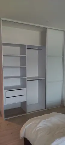Posuvné dvere na mieru s kombinovanou výplňou dverí, biela