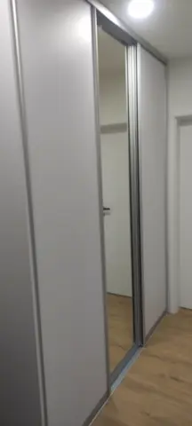 Posuvné dvere na mieru s kombinovanou výplňou dverí, biela
