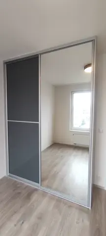 Posuvné dvere na mieru s kombinovanou výplňou dverí, antracit