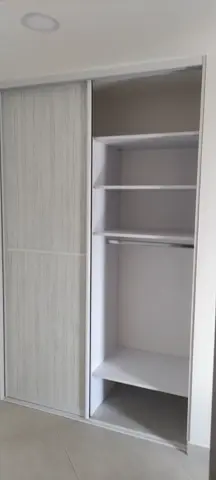 Posuvné dvere na mieru s dverami v dekore javor