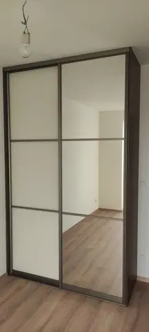 Posuvné dvere na mieru s kombinovanou výplňou dverí, kombinácia dekorov