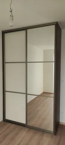 Posuvné dvere na mieru s kombinovanou výplňou dverí, kombinácia dekorov