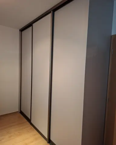 Posuvné dvere na mieru so sklenenou výplňou v dekore dub
