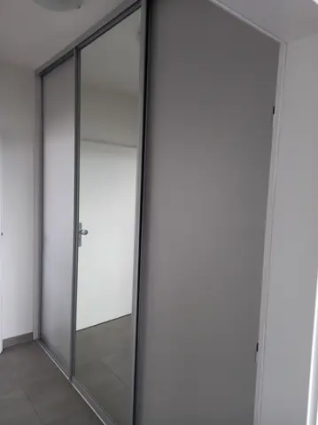 Posuvné dvere na mieru s kombinovanou výplňou dverí, sivá